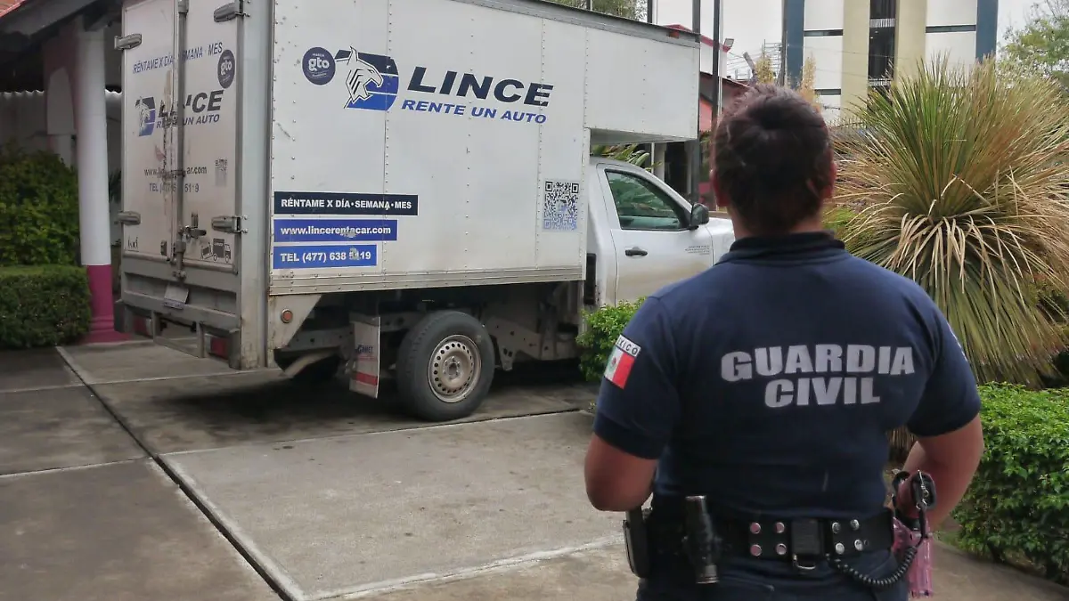 Guardia Civil resguardando paquetes electorales